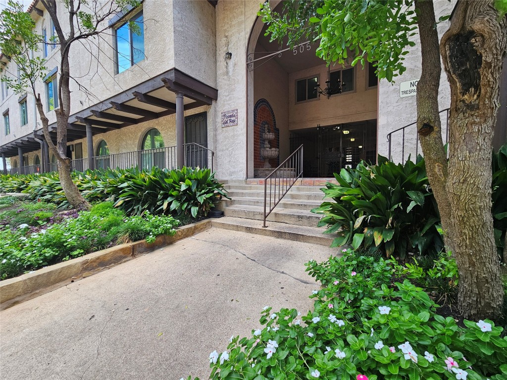 a view of a pathway with a house