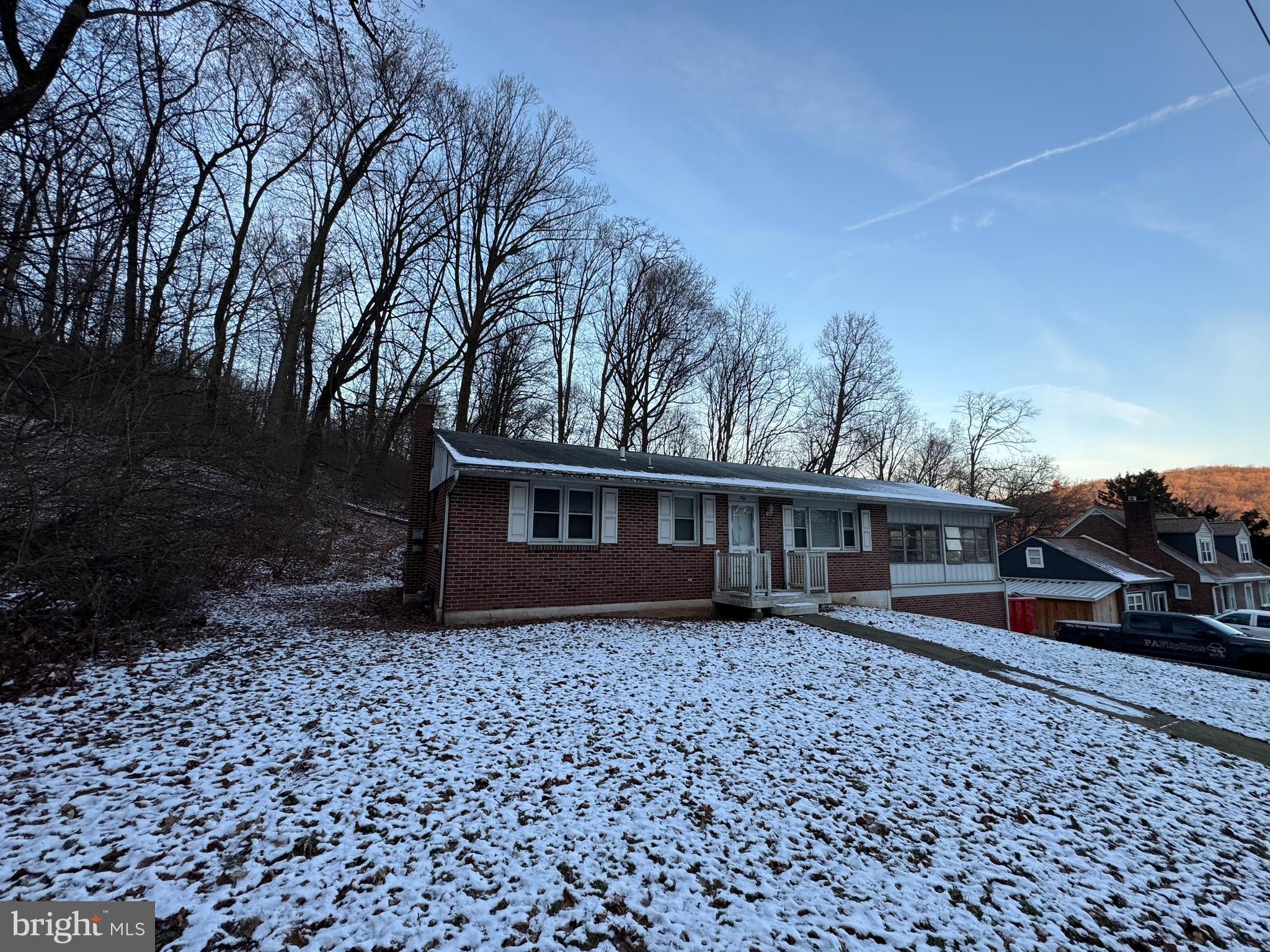 a view of a house with a yard