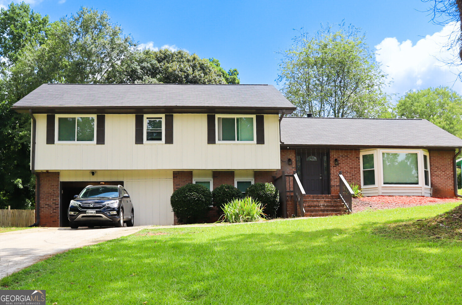 a view of a yard in front of house