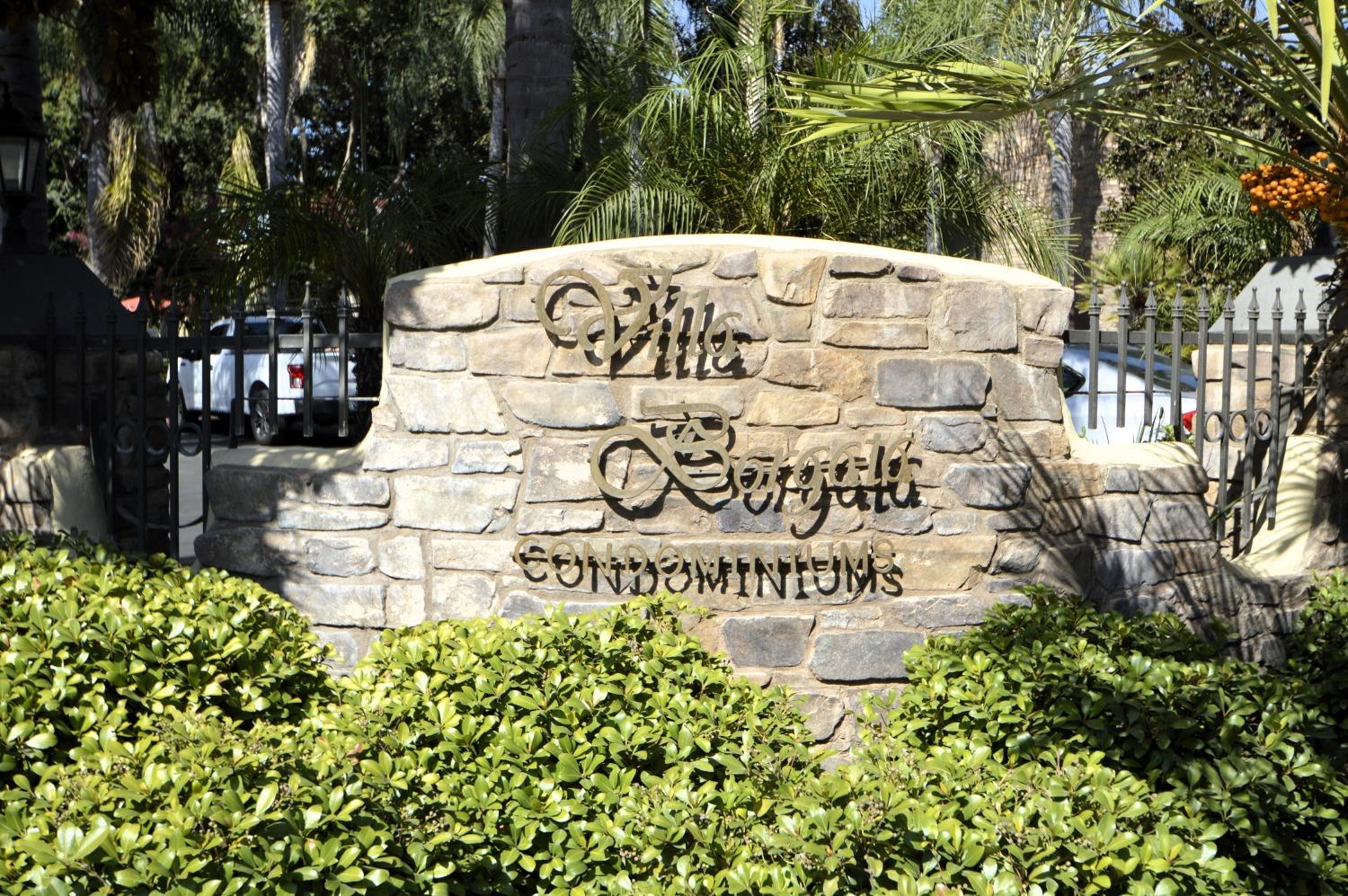 a view of a sign board with buildings