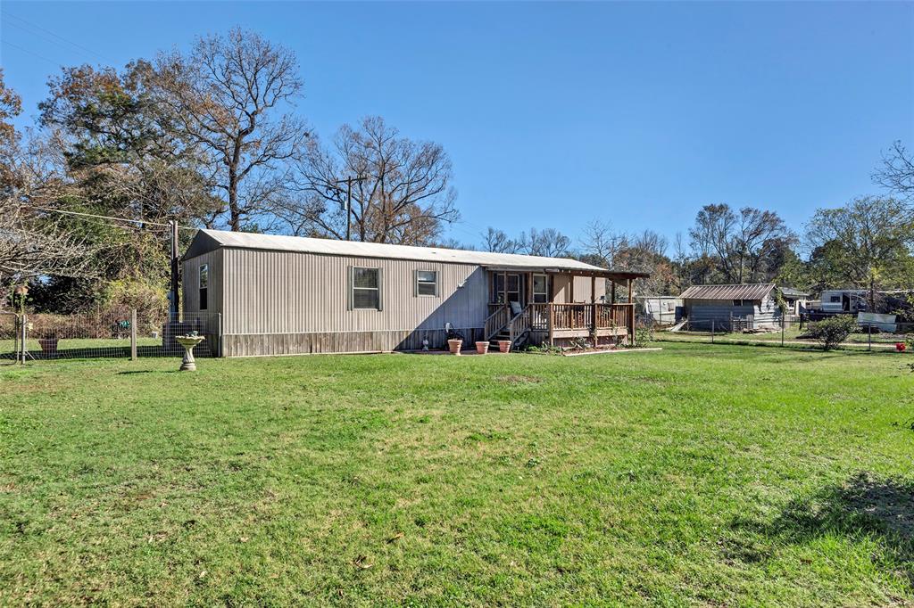 a view of a house with backyard and garden