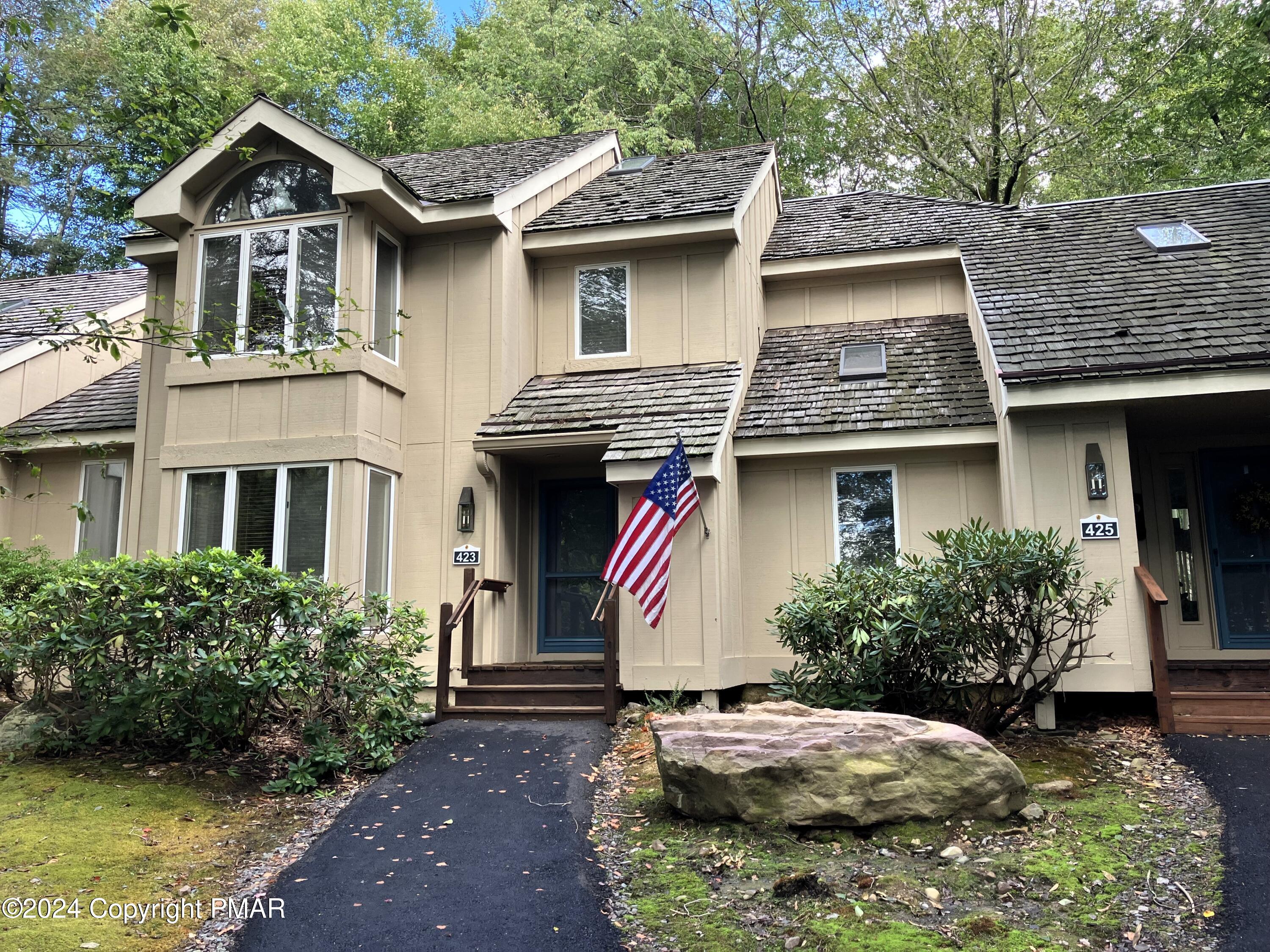 a view of a house with a yard