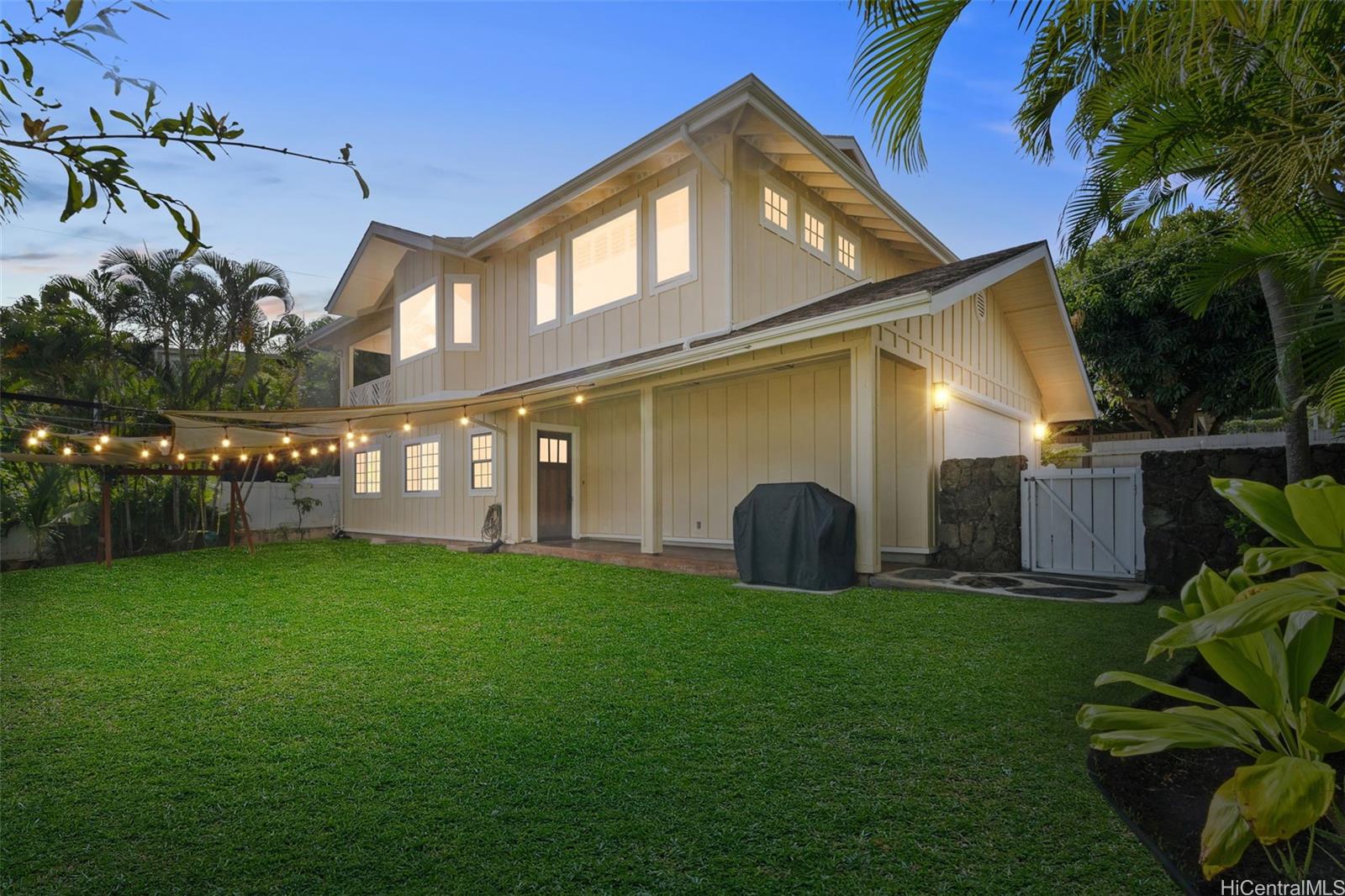 a view of a house with backyard and porch