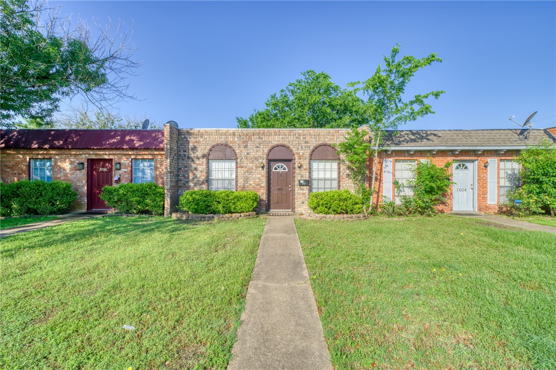 Ranch-style house featuring a front yard