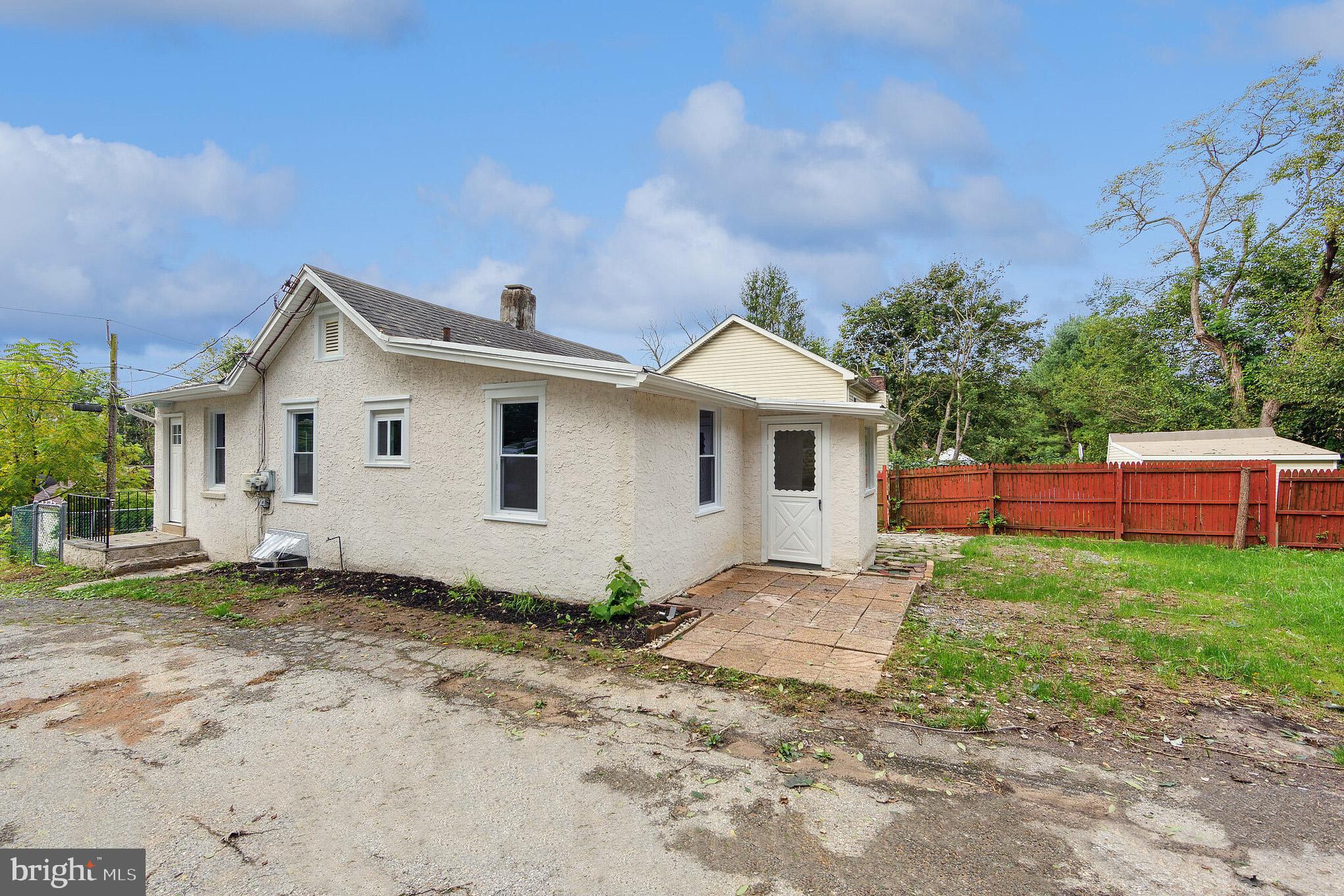 a view of a house with backyard