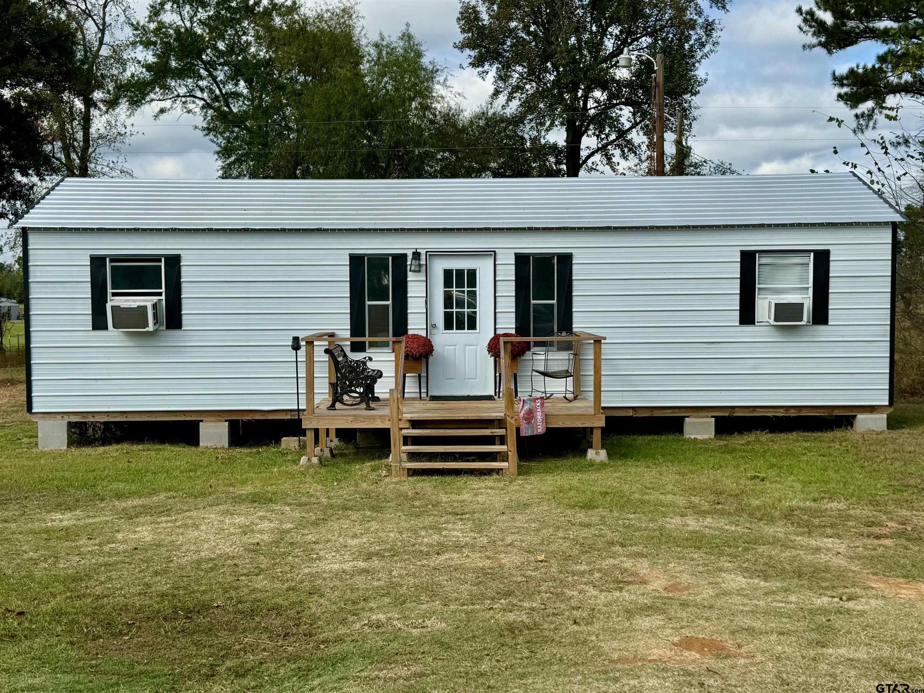 a view of a house with backyard