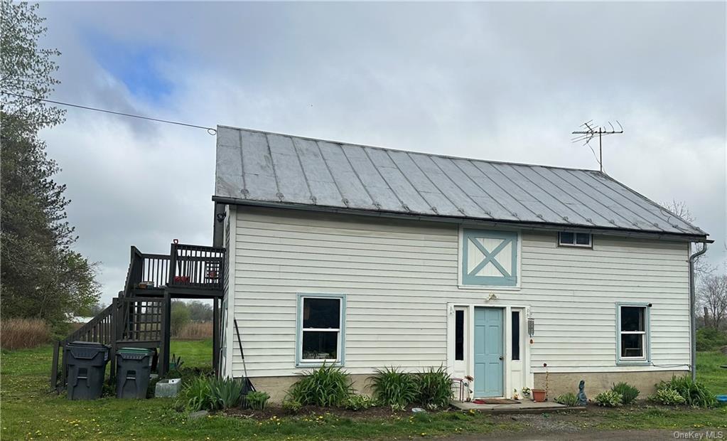 a front view of house with yard