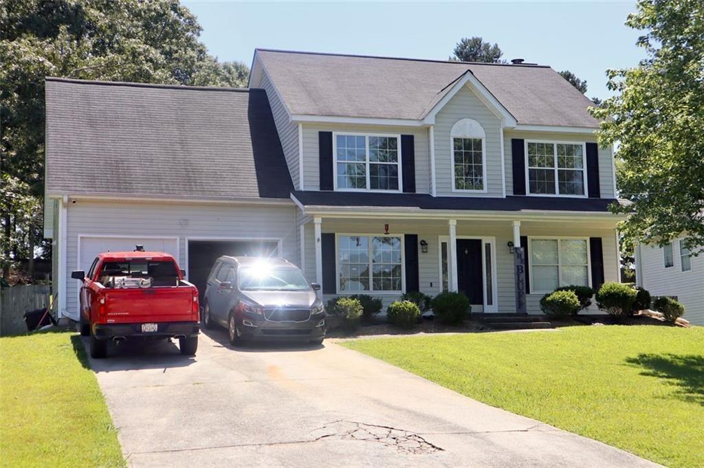 a view of a yard in front of house