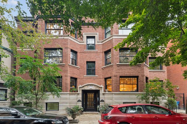 $1,100,000 | 445 West Roslyn Place, Unit 1W | Lincoln Park