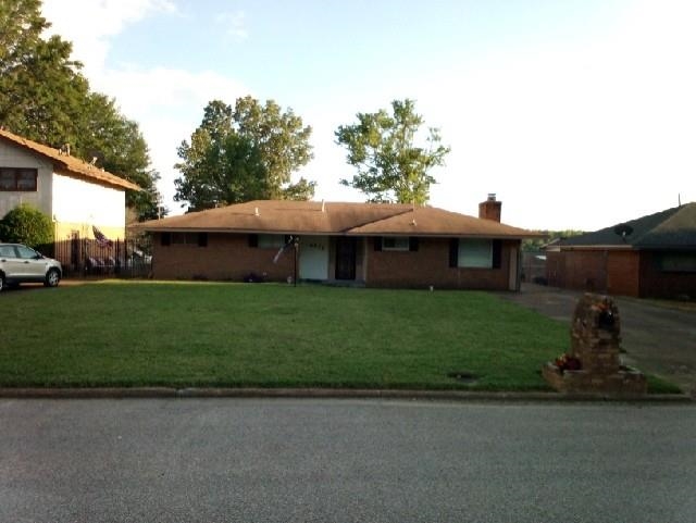 Ranch-style house featuring a front yard