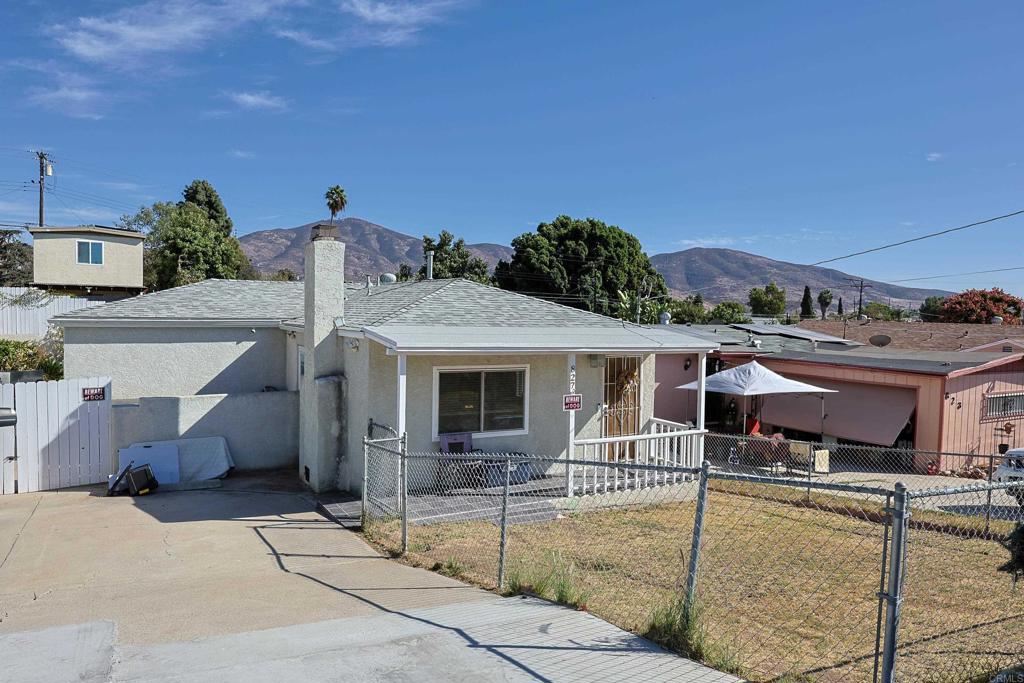 a view of a house with backyard