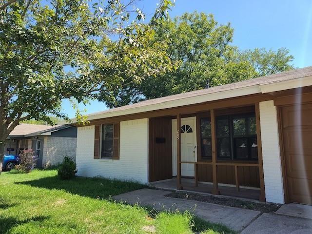 a view of a house with a yard