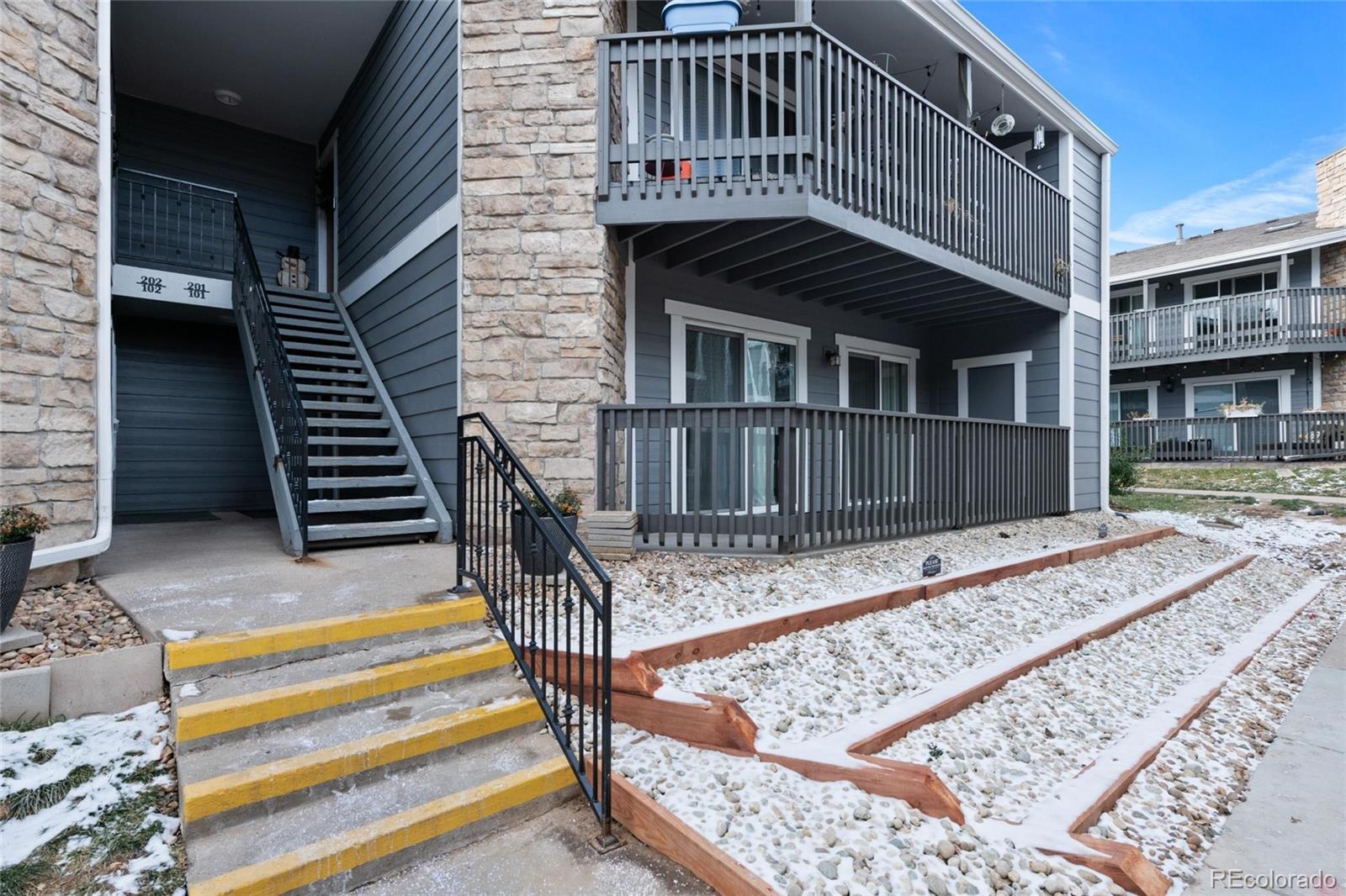 a view of a house with backyard and deck