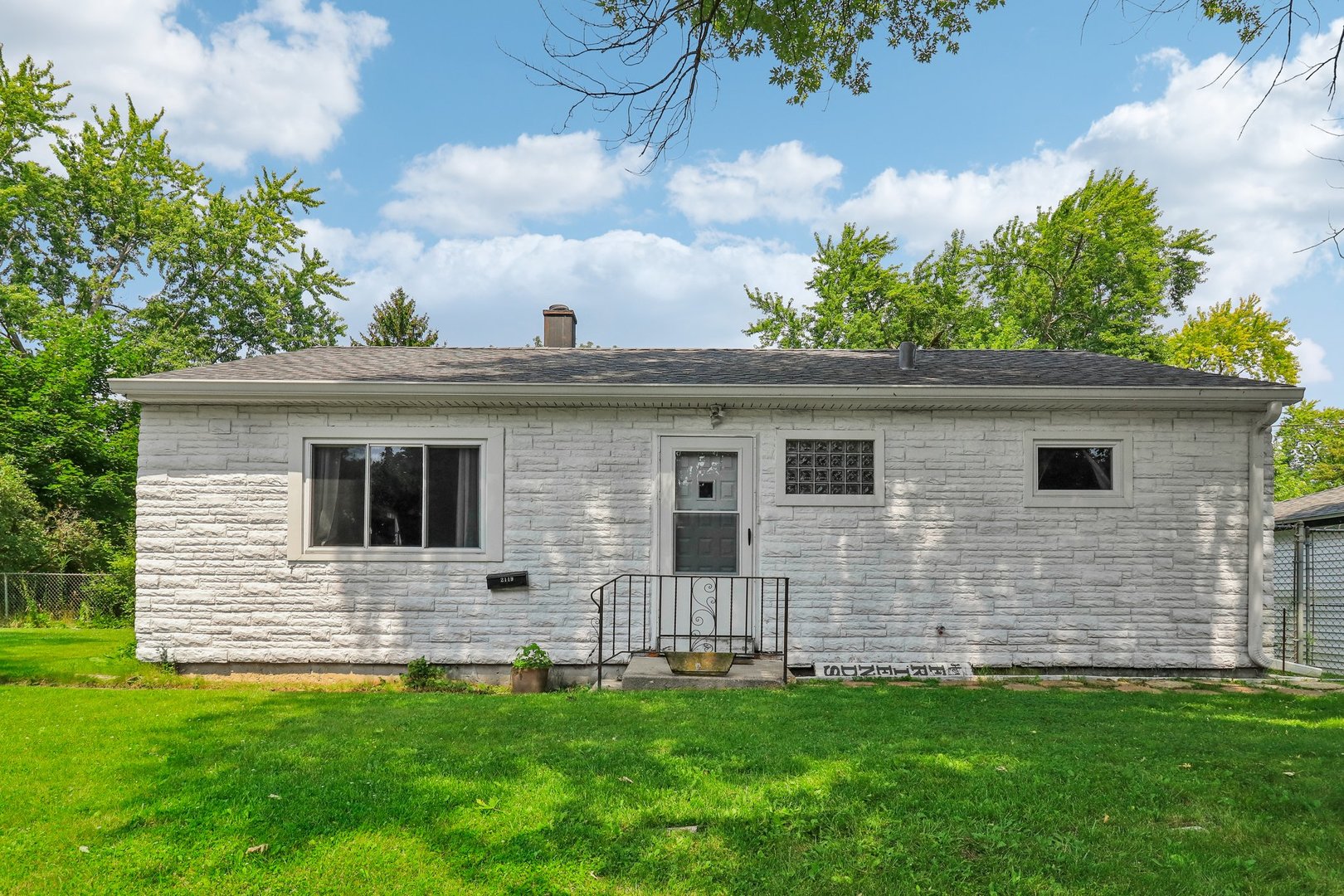 a view of a house with a yard