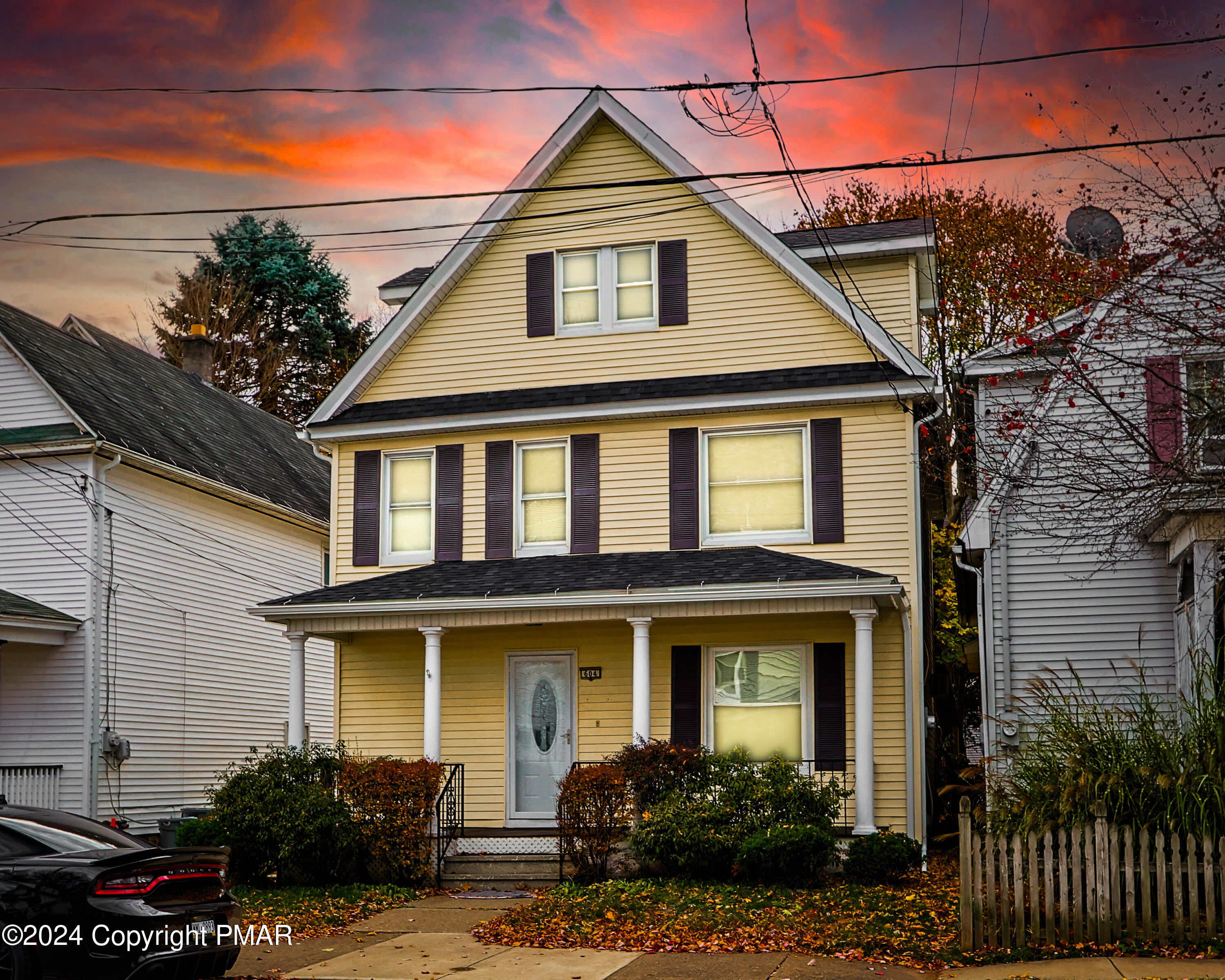 a view of a house with a yard