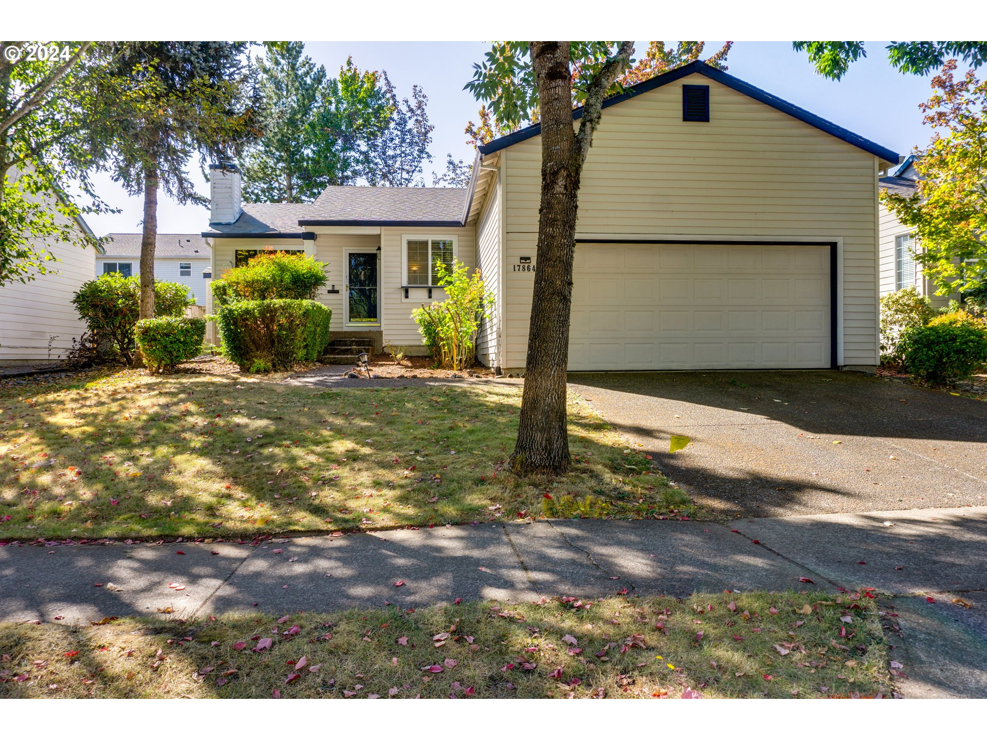 a view of a house with backyard