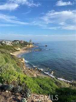 Short stroll to end of street w/ sprawling ocean & cliff top views