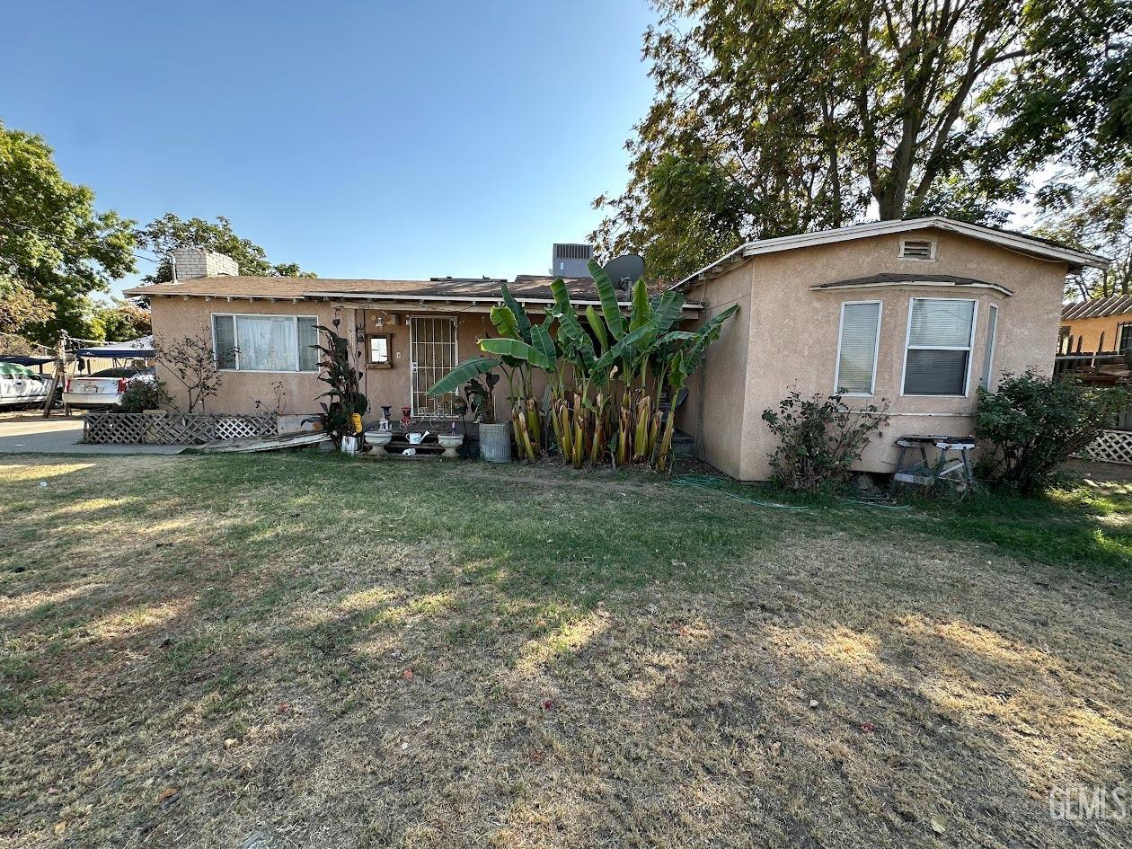 a view of a house with yard