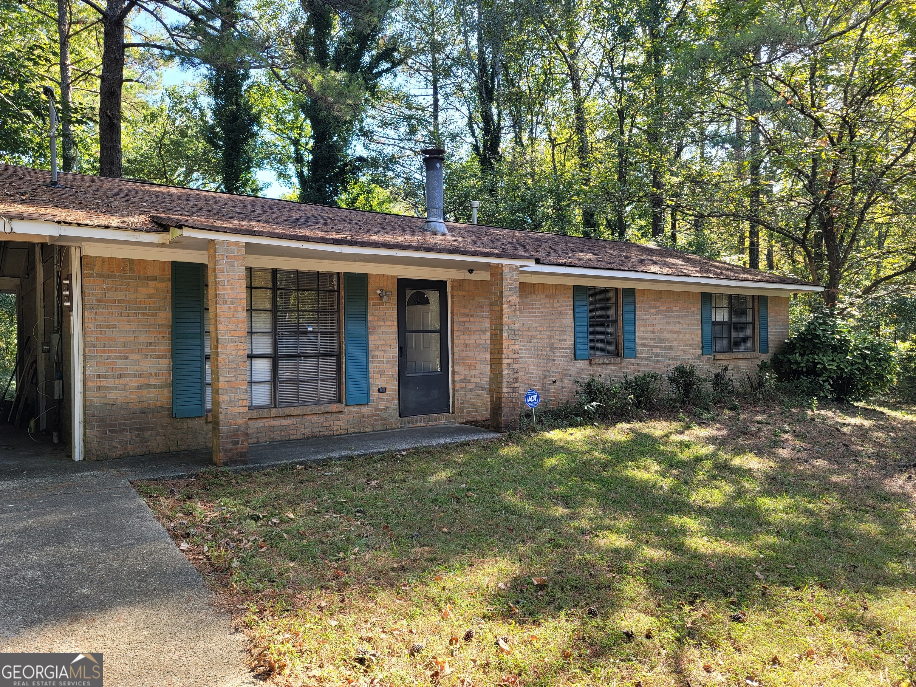 a view of a house with a yard