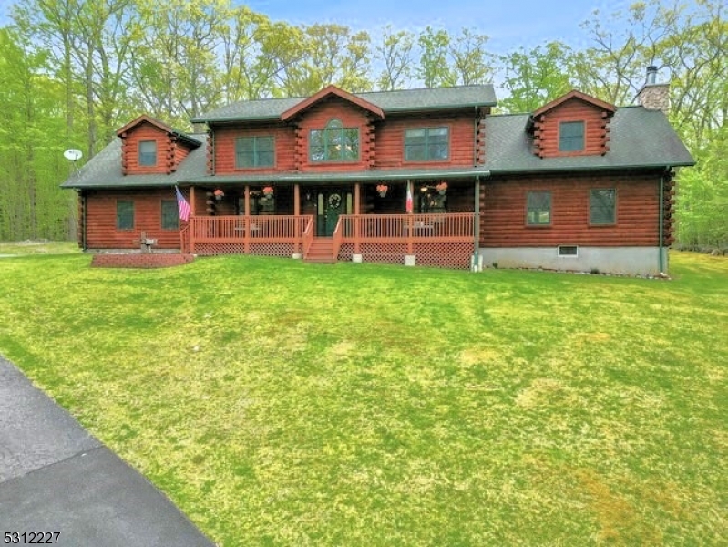 a view of front of a house with a yard