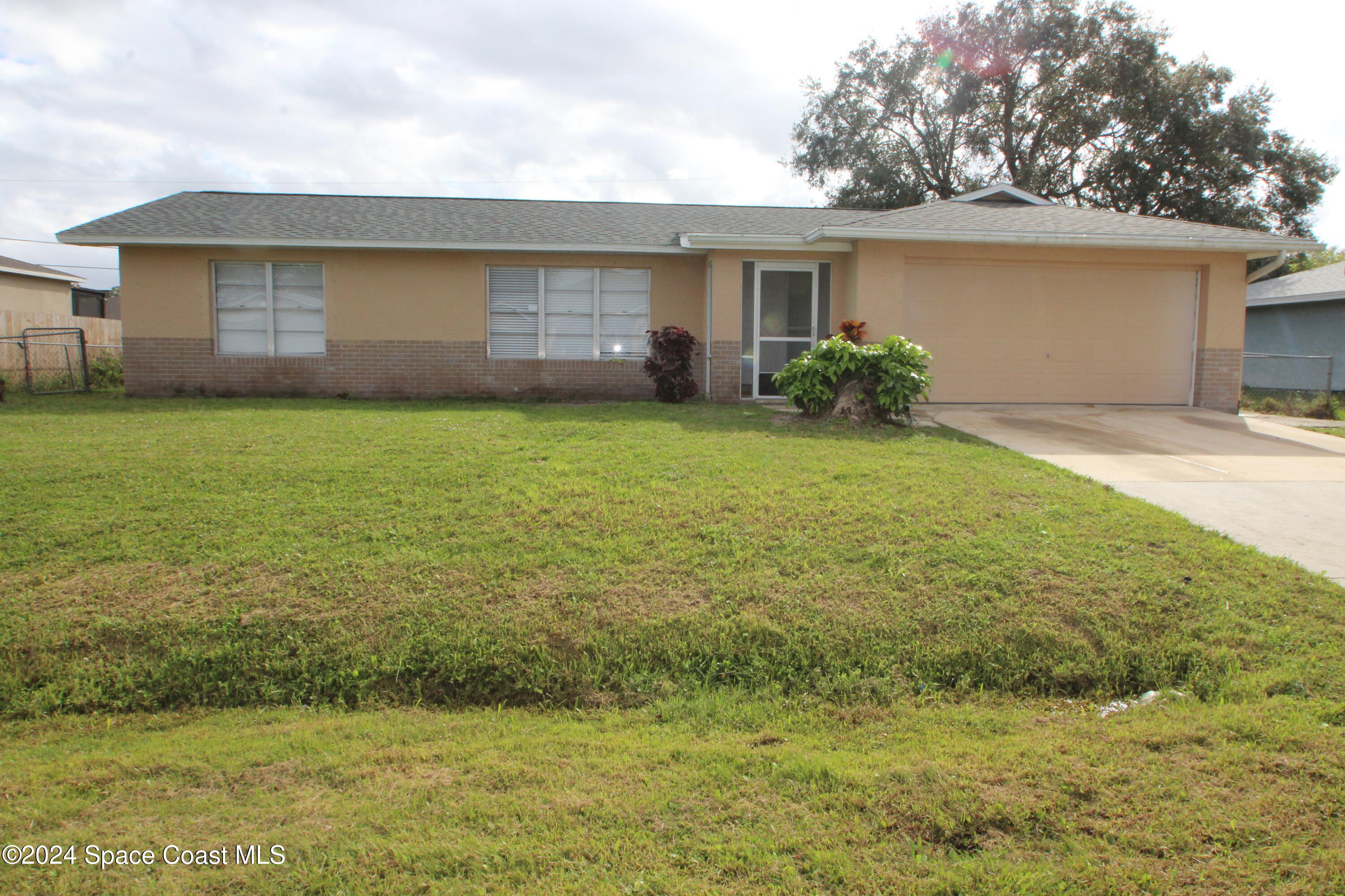 a front view of house with yard and garage