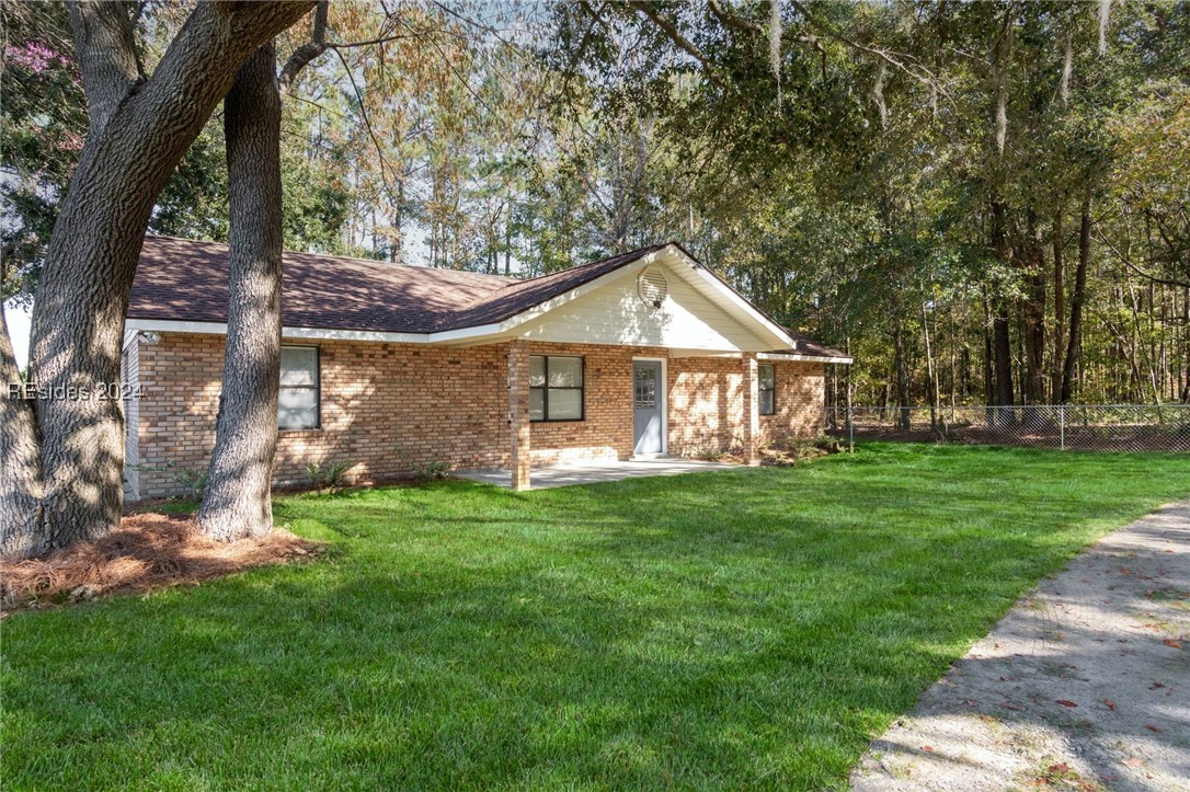 View of front facade with a front lawn