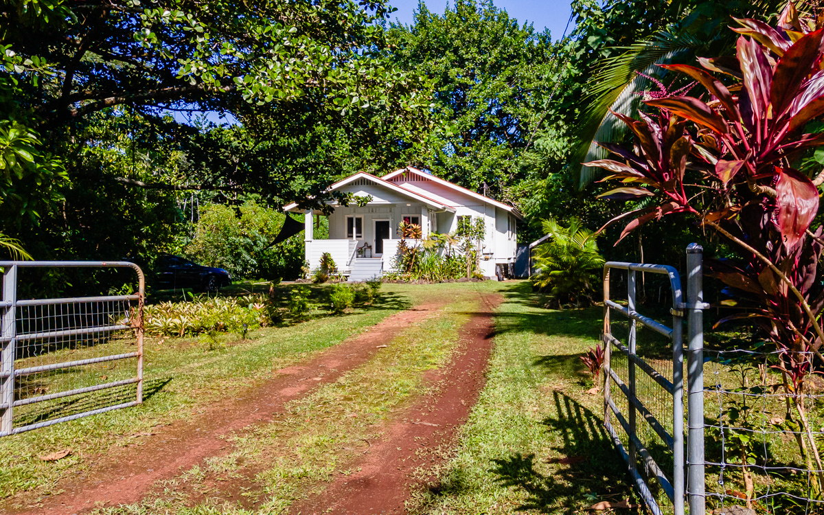 Custom built home, fully fenced on one acre in Hawaiian Paradise Park!