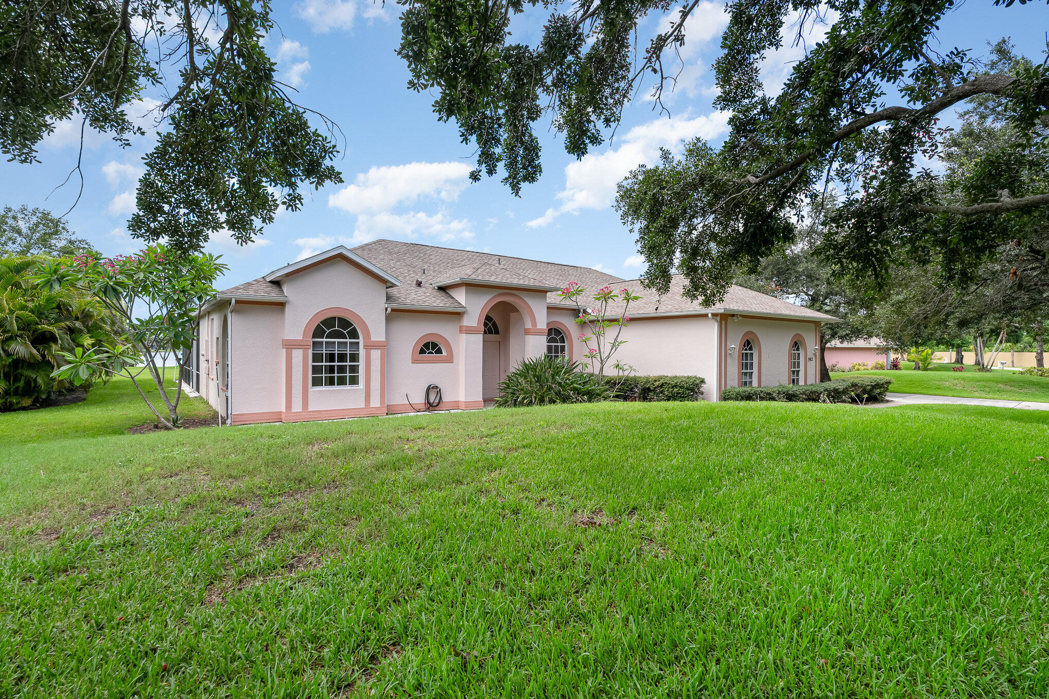 a view of a house with a yard