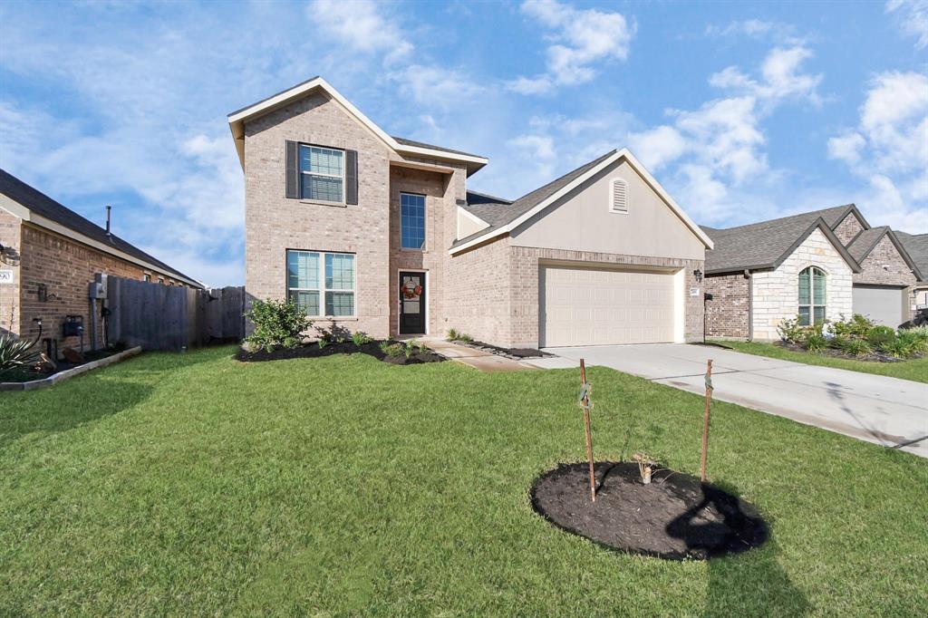 a view of a house with a backyard