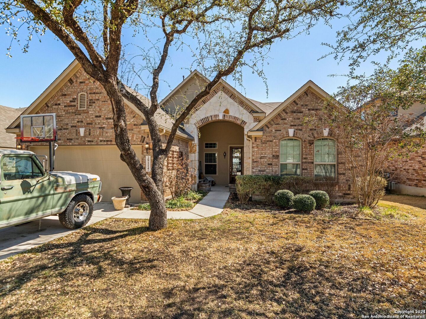 a view of a house with a yard