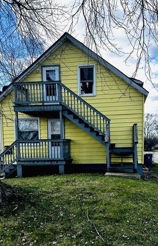 a view of a house with a yard