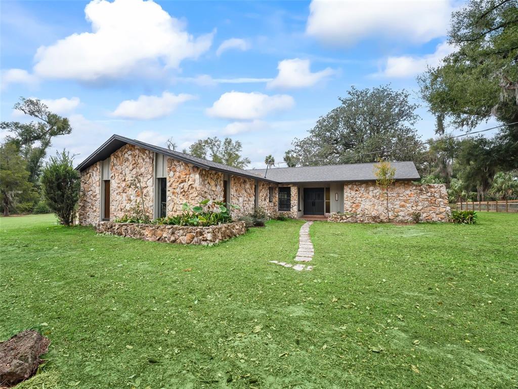 a view of a house with a yard