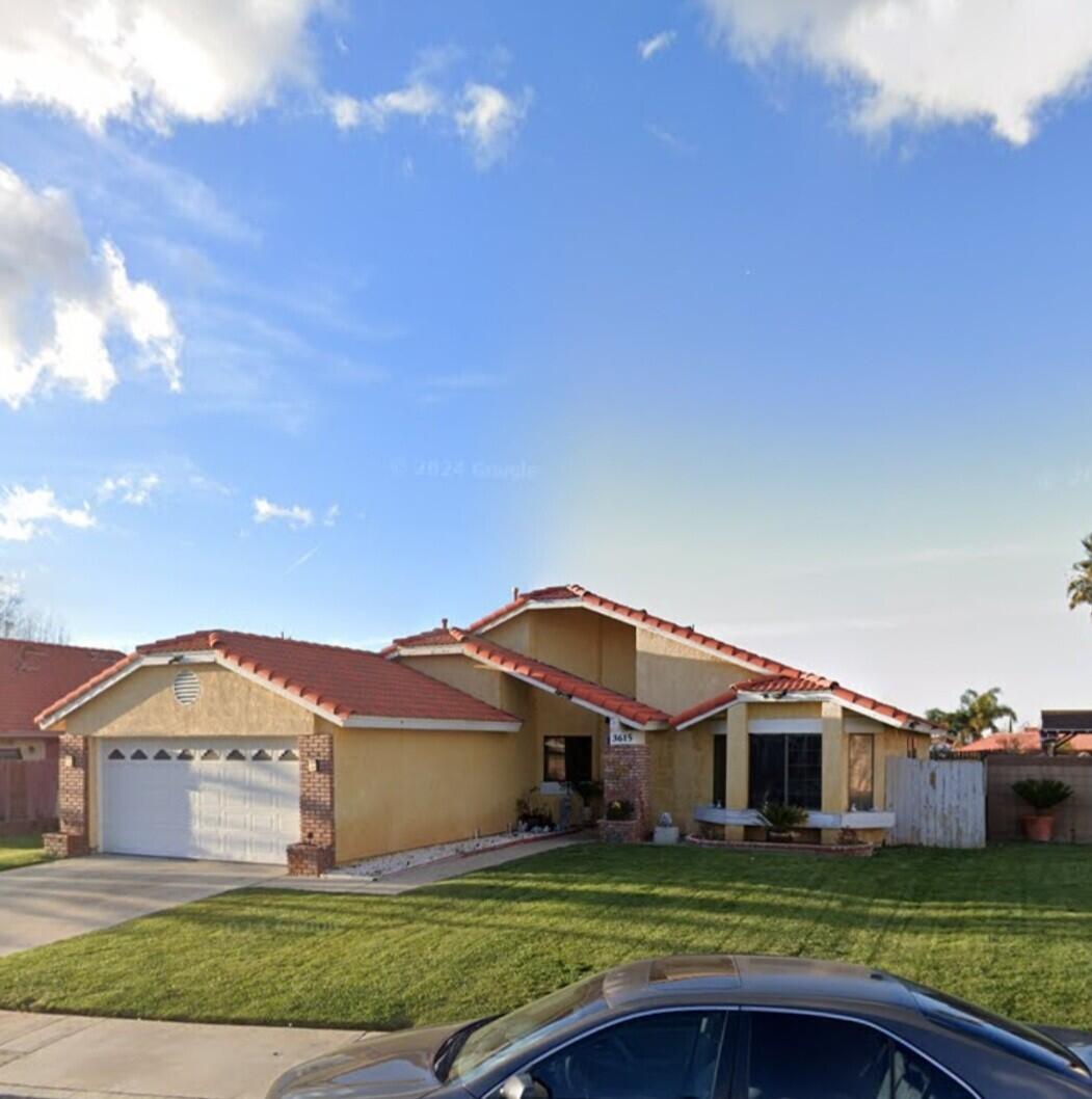 a view of a house with a big yard