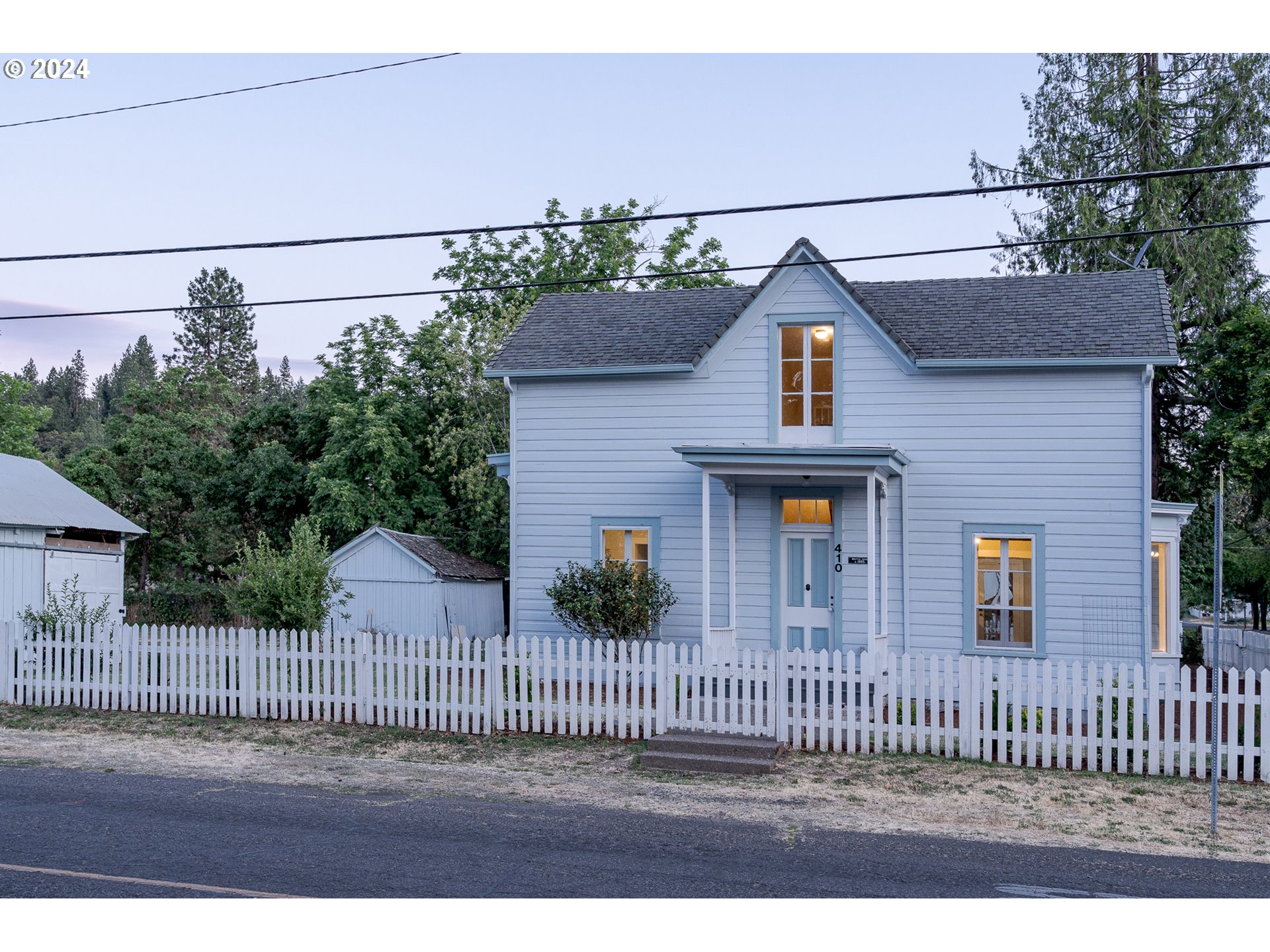 a view of a house with a small yard and plants