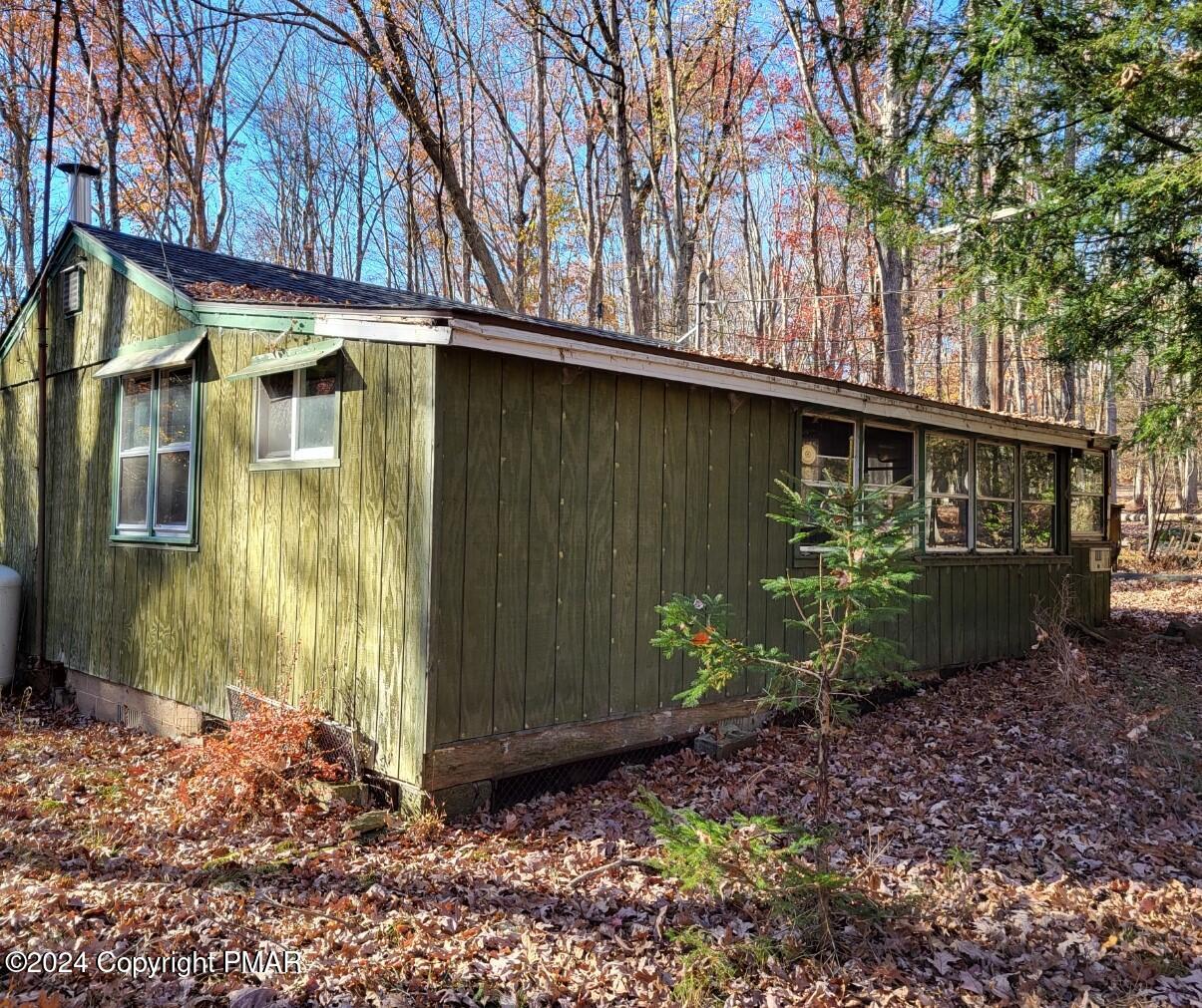 a view of back yard of the house