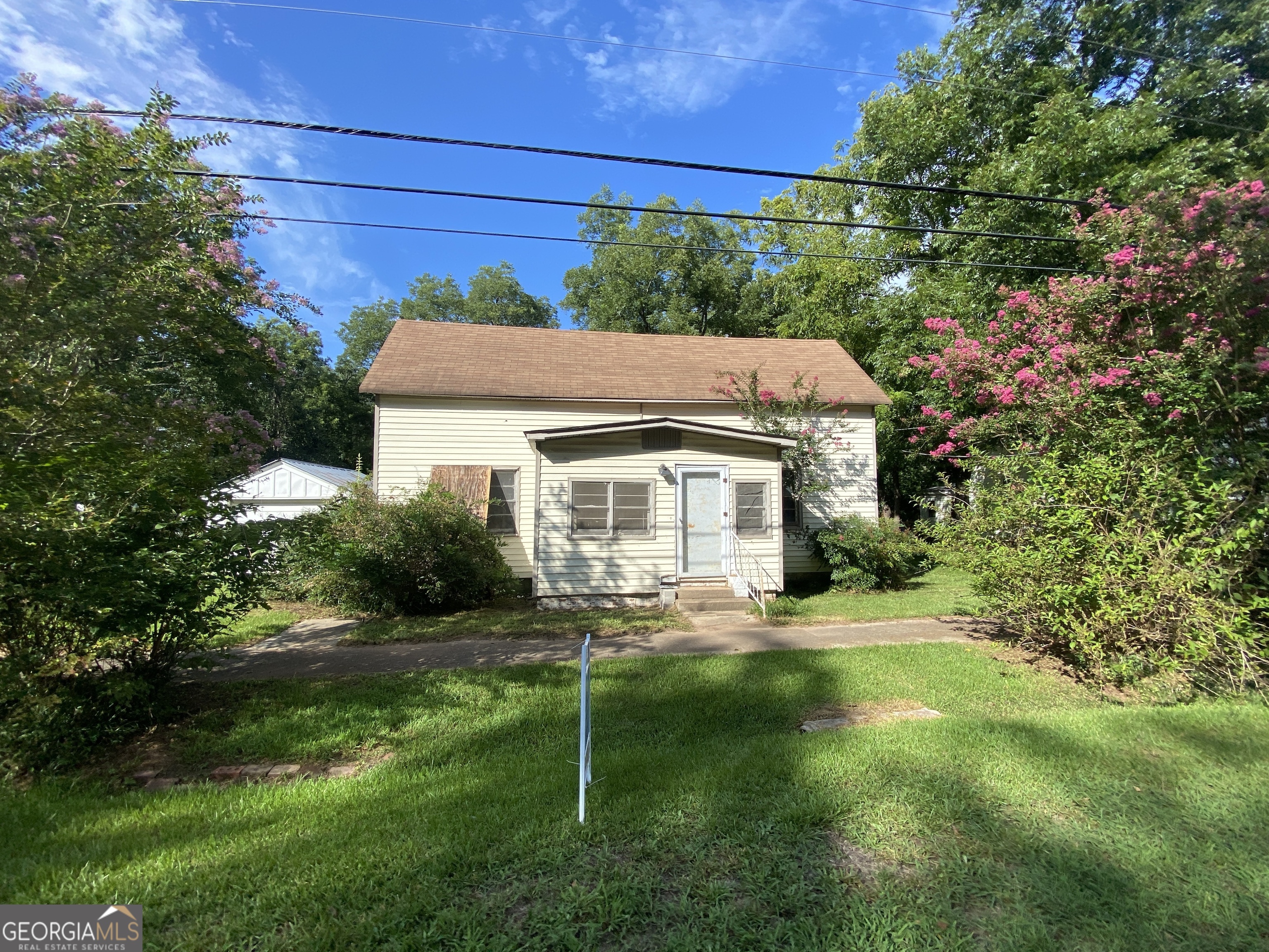 a view of house with a yard