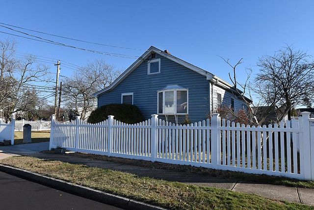 $495,000 | 1886 Decatur Avenue | North Merrick