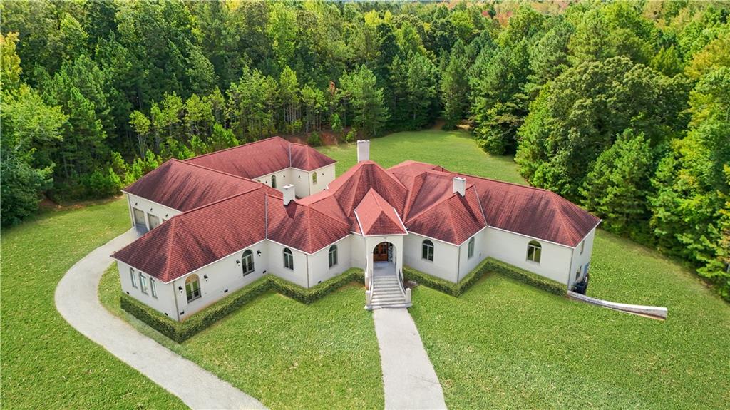 a view of a house with backyard and garden