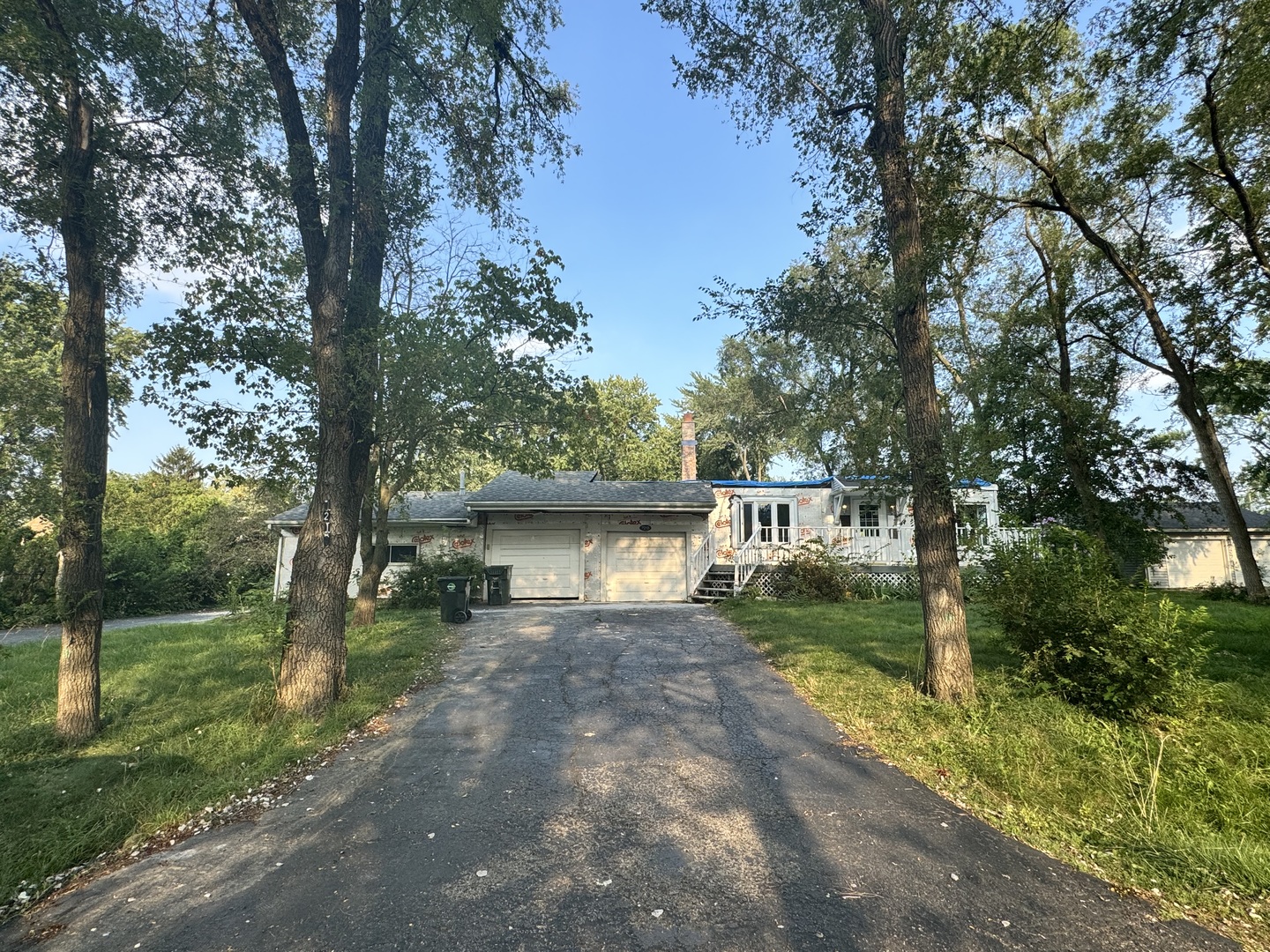 a view of a house with backyard and garden