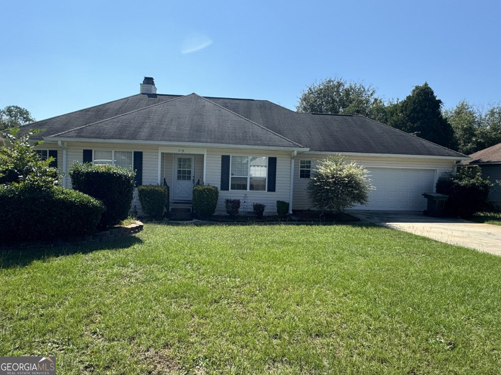 a view of a house with backyard and garden