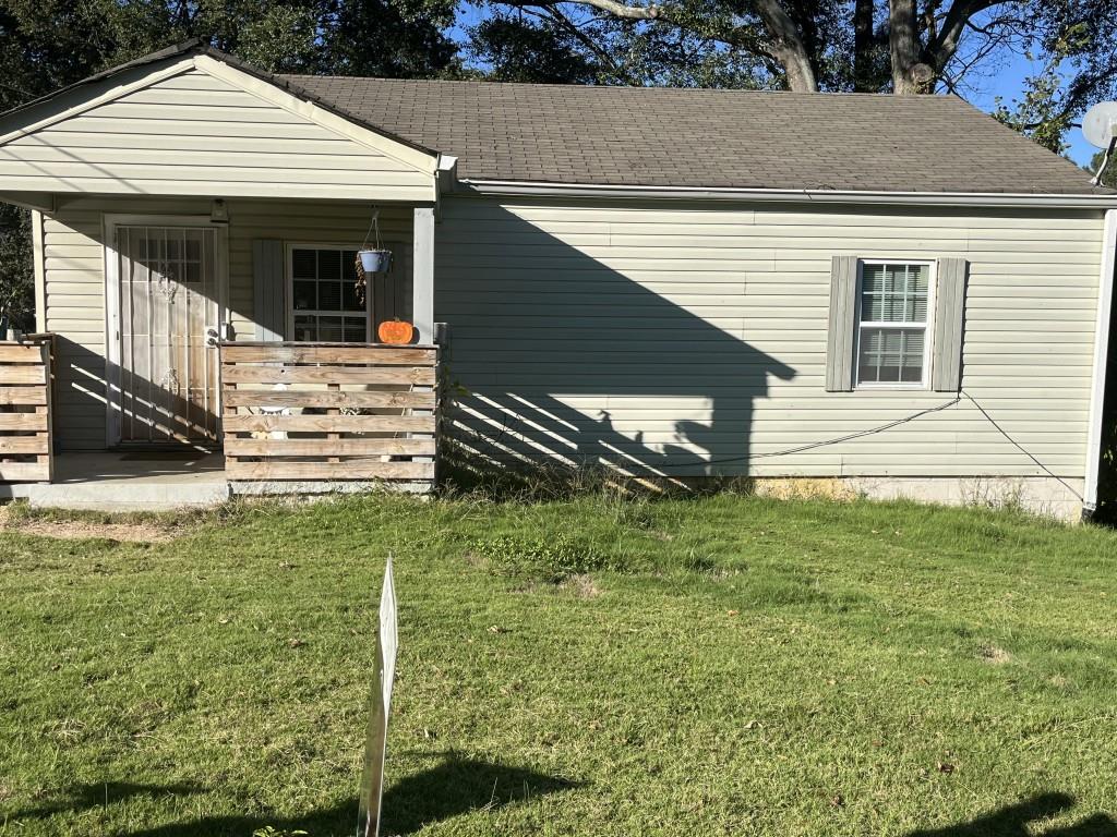 a view of a house with a yard