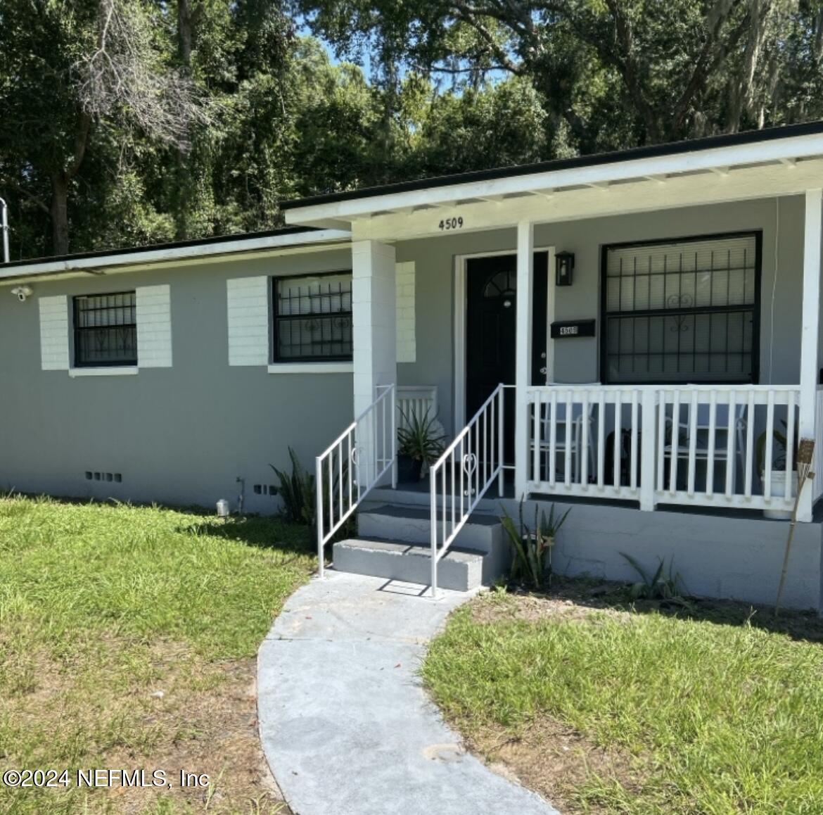 a view of a house with backyard and porch