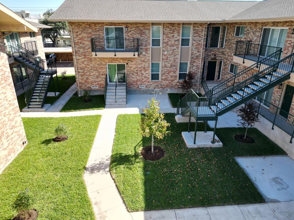 a view of a house with backyard