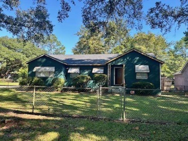 a view of a house with backyard and porch