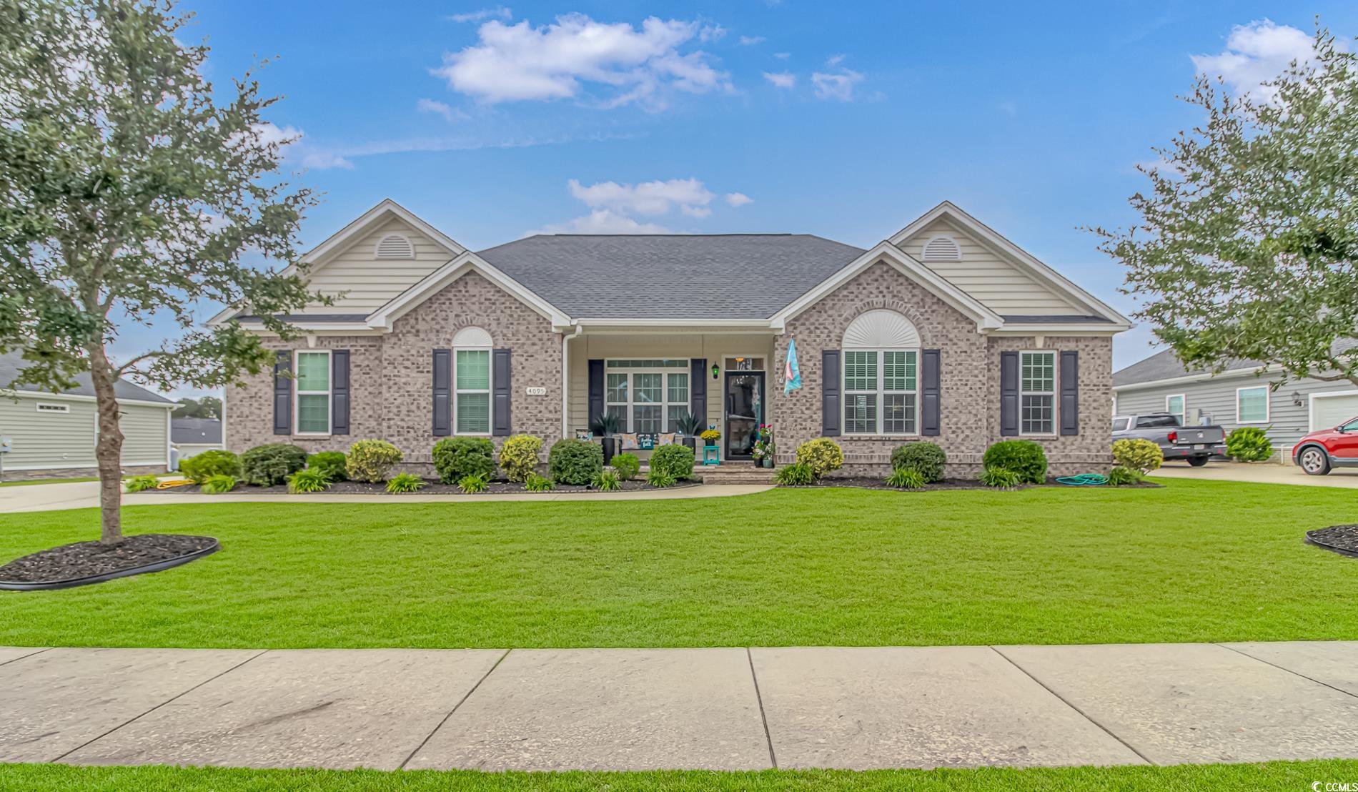 View of front facade featuring a front yard