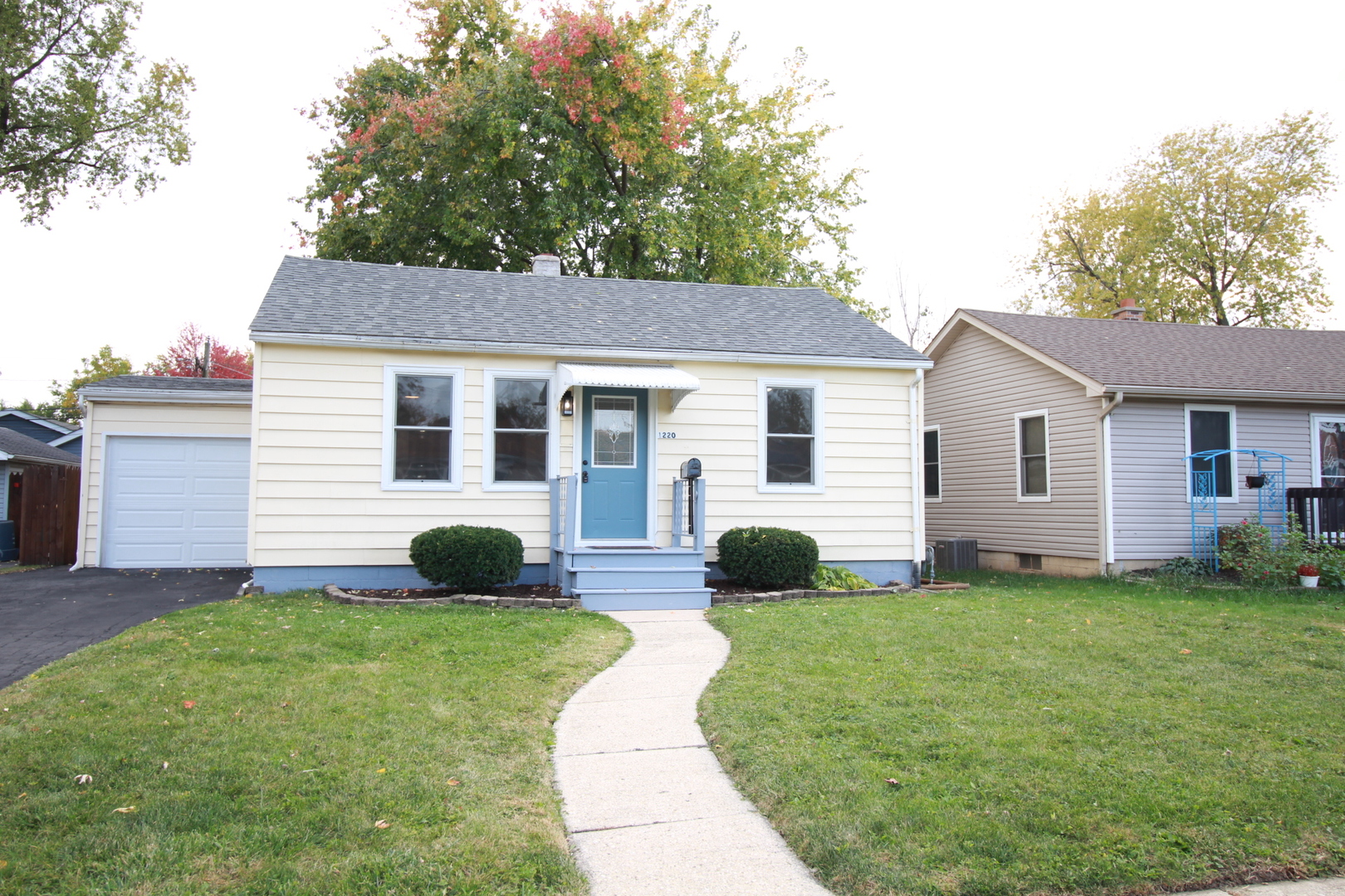 a view of a house with a backyard