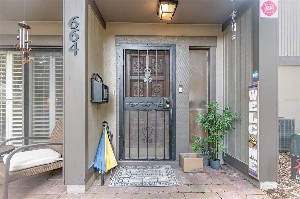 a view of entryway with a balcony