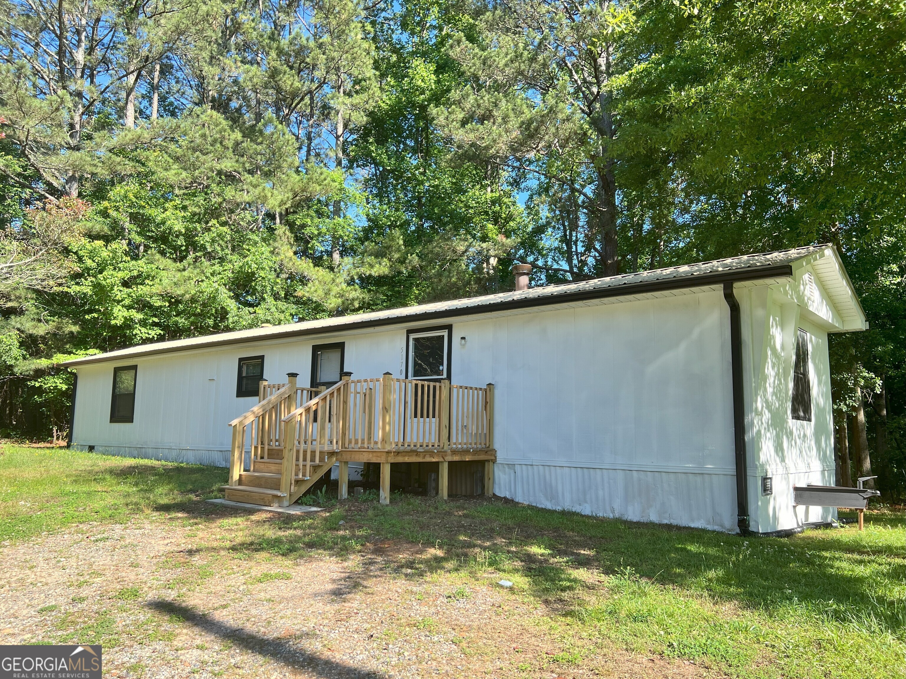 a view of a backyard with small cabin