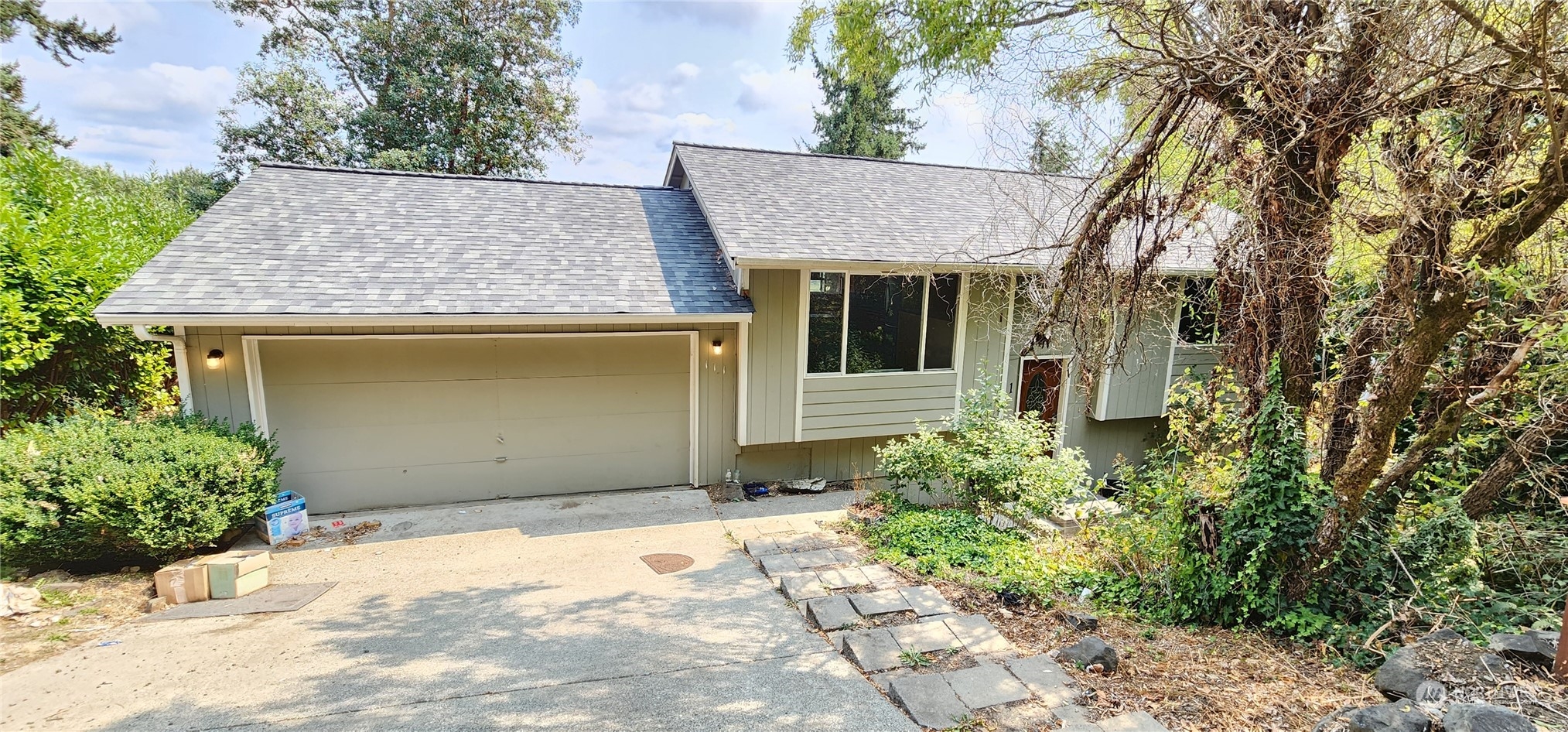 a view of a house with a yard and plants