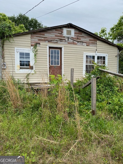 a view of front of house with a yard